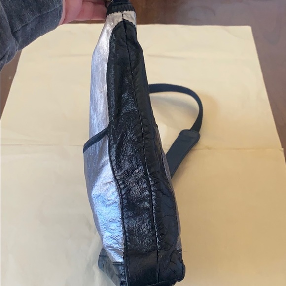 22:07 - The Sak Leather Crossbody Bag - Picture 9 of 16